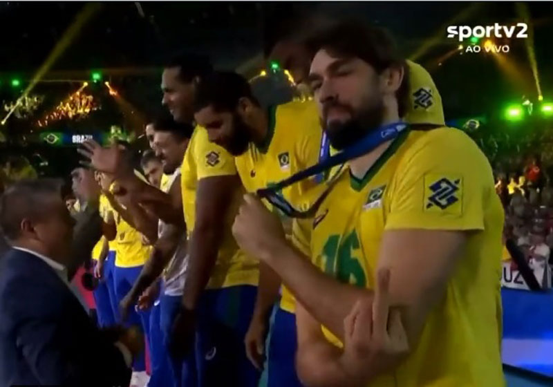 Giơ 'ngón tay thối' trong lễ trao giải, ngôi sao bóng chuyền Brazil nói gì? - Ảnh 1