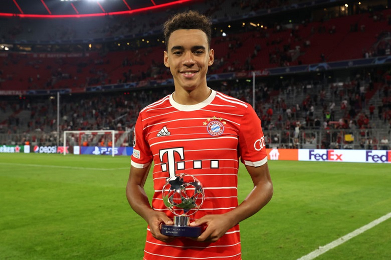 Thần đồng 19 tuổi giật giải cầu thủ xuất sắc nhất trận Bayern Munich vs Barcelona - Ảnh 2