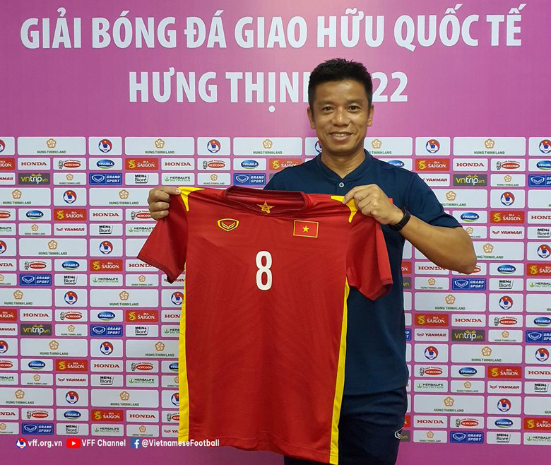 ĐT Việt Nam mặc áo đỏ trong cả hai trận đấu với Singapore và Ấn Độ - Ảnh 1