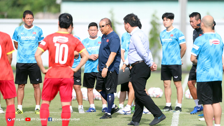 ĐT Việt Nam mặc áo đỏ trong cả hai trận đấu với Singapore và Ấn Độ - Ảnh 2