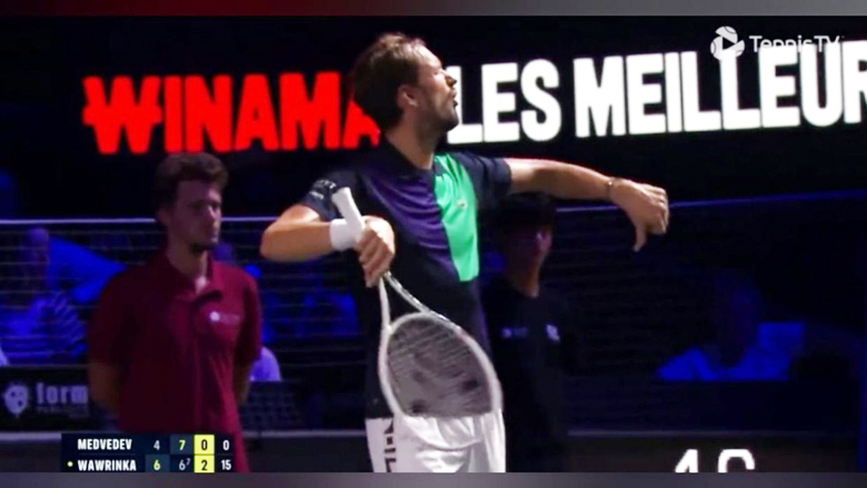 Medvedev ném vợt khi thua sốc ở Moselle Open, bị CĐV Pháp chế nhạo - Ảnh 1
