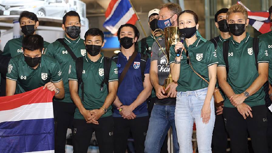 ĐT Thái Lan rước cúp vàng AFF Cup về nước, ăn mừng ngay tại sân bay