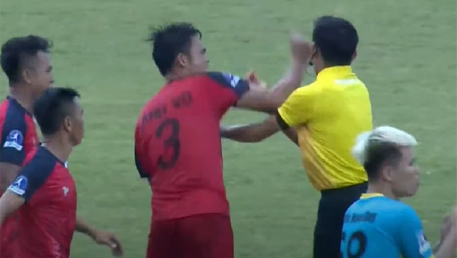 danh trong tai Cầu thủ Bình Thuận đánh trọng tài sau khi phải nhận thẻ đỏ ở giải Hạng nhì quốc gia 2022
