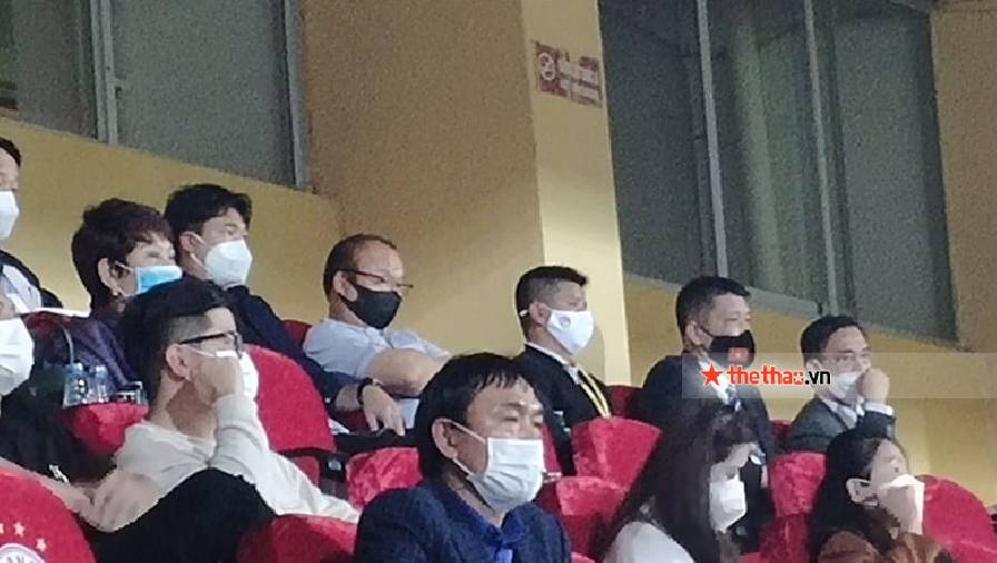 hà nội t&t Bầu Hiển ở phòng VIP, HLV Park Hang Seo ngồi khán đài dự khán trận Hà Nội FC vs TPHCM