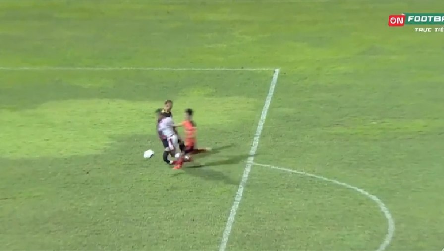 nguyễn thanh bình cầu thủ Thủ môn Nguyễn Thanh Bình gãy gập chân ở trận Đà Nẵng vs Viettel