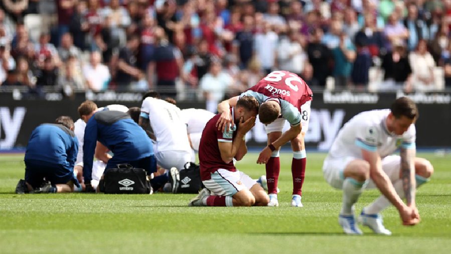 westwood chấn thương Tiền vệ West Ham rơi lệ sau pha va chạm khiến đối thủ gãy chân