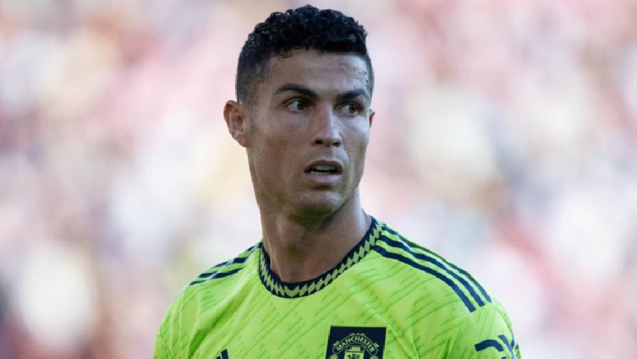 Ronaldo thoát án phạt từ cảnh sát ở vụ đập điện thoại CĐV nhí