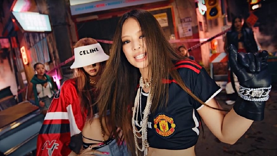 jennie là ai Tại sao Jennie mặc áo MU trong MV 'Pink Venom'?
