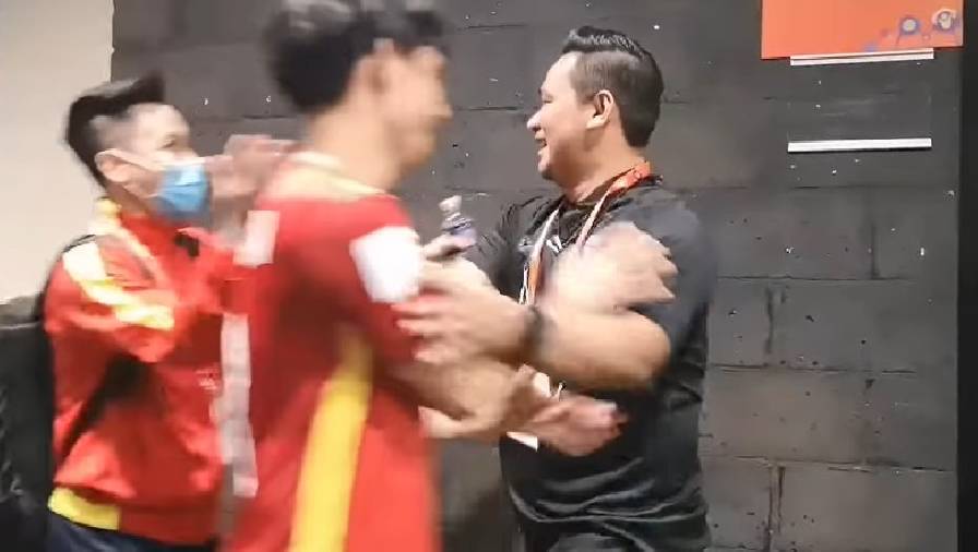 hlv thái lan bắt tay HLV futsal Thái Lan bắt tay từng cầu thủ, chúc mừng ĐT Việt Nam