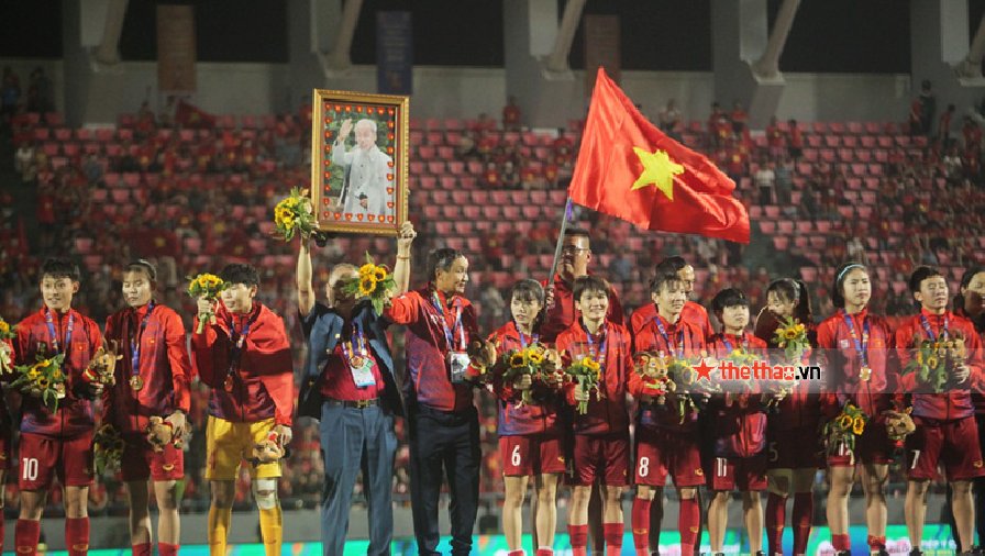 HLV Mai Đức Chung đi vào lịch sử sau tấm HCV SEA Games thứ năm cùng ĐT nữ Việt Nam