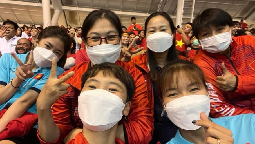 ĐT bóng đá nữ đến sân cổ vũ U23 Việt Nam tại chung kết SEA Games 31
