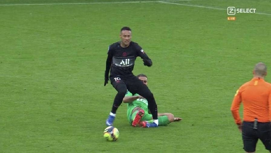 neymar chan thuong Cận cảnh chấn thương của Neymar: Cổ chân gập 90 độ, sao PSG khóc ngất trên sân
